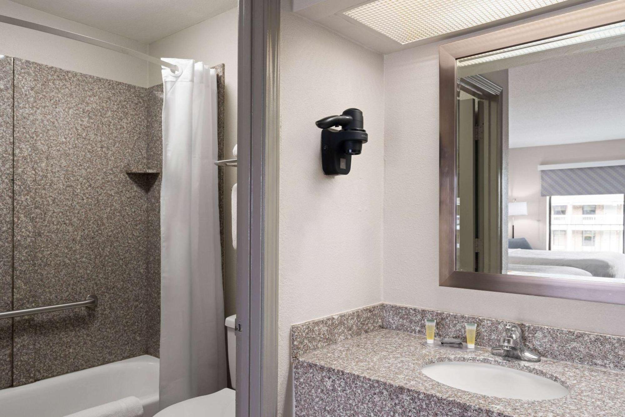 Days Inn By Wyndham Weldon Roanoke Rapids Bagian luar foto